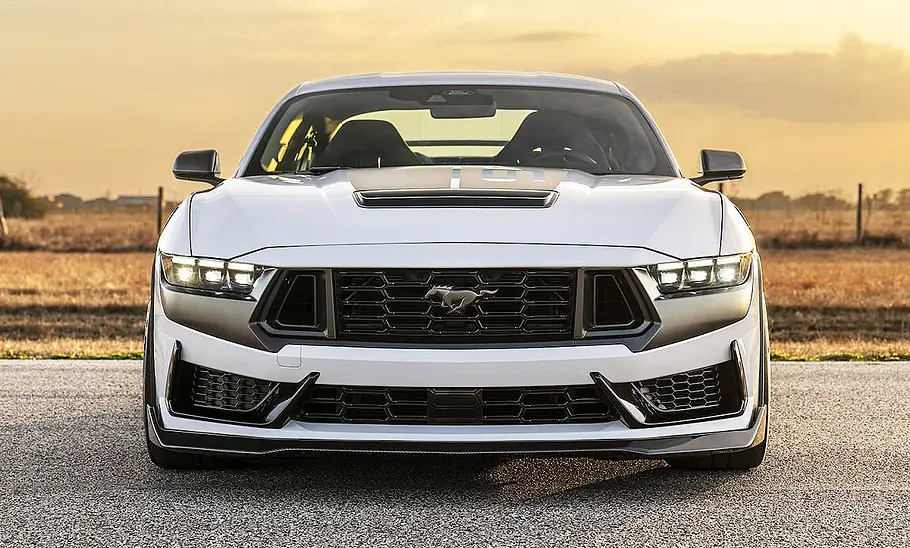 Blick von vorne auf den Hennessey Mustang Dark Horse Super Venom.