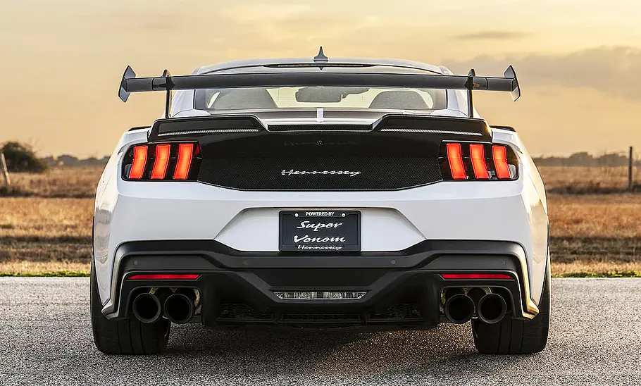 Blick von hinten auf den Hennessey Mustang Dark Horse Super Venom.