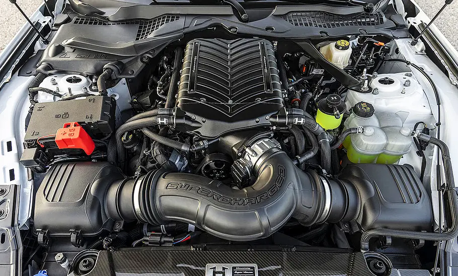 Blick in den Motorraum des Hennessey Mustang Dark Horse Super Venom.