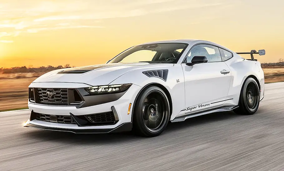 Blick von schräg vorne auf den fahrenden Hennessey Mustang Dark Horse Super Venom.