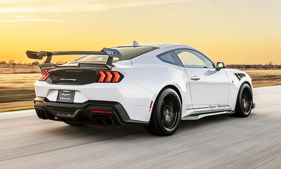 Blick von schräg hinten auf den fahrenden Hennessey Mustang Dark Horse Super Venom.