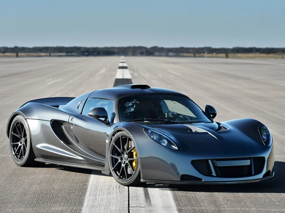 Blick von schräg vorne auf den Hennessey Venom GT.