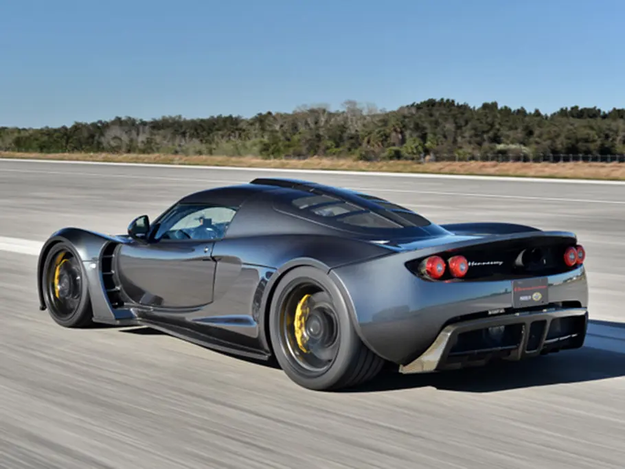 Blick von schräg hinten auf den fahrenden Hennessey Venom GT.