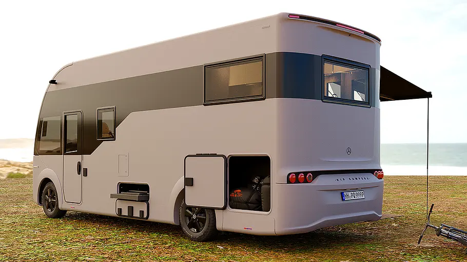 Der Hip 4Family statisch von schräg hinten links auf einer Wiese an der Küste stehend mit geöffneten Stauraumklappen auf der linken Fahrzeugseite.