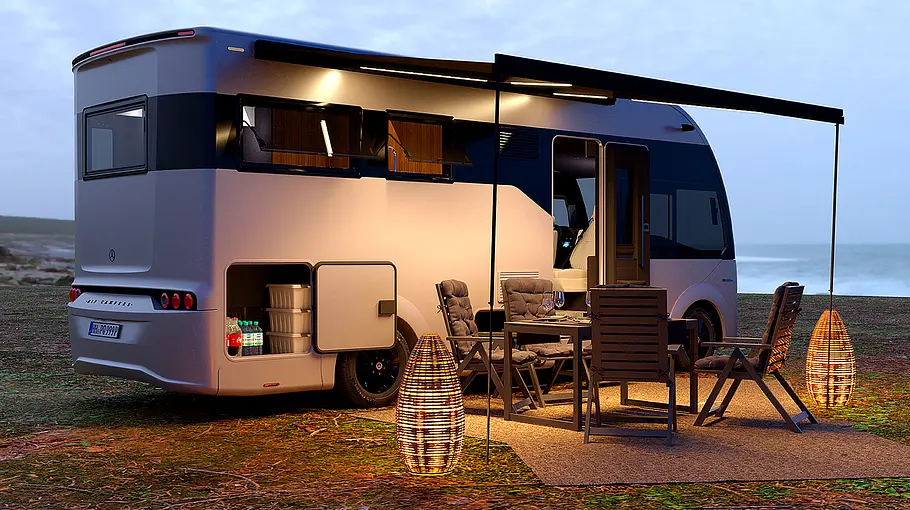 Der Hip 4Family statisch von schräg hinten rechts mit ausgefahrener Markise in der Abenddämmerung an einem Küstenabschnitt geparkt. Unter der Markise stehen Campingmöbel.