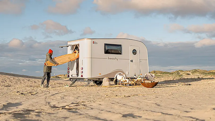 Der Hobby Beachy statisch von schräg hinten rechts am Strand.