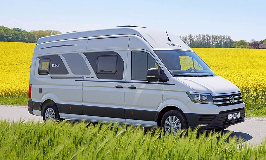 Das Bild zeigt den Hobby Maxia Van 680 DT (2024) stehend von schräg vorne rechts fotografiert.