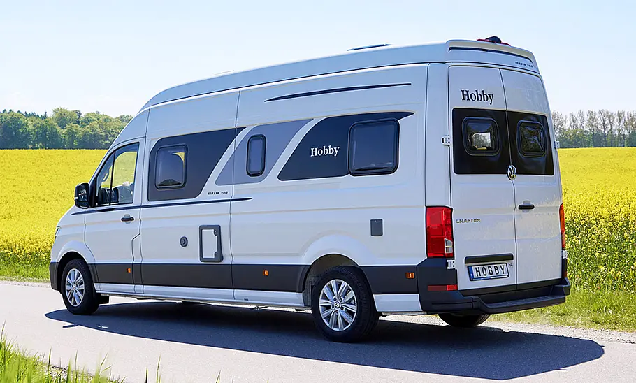 Das Bild zeigt den Hobby Maxia Van 680 DT (2024) stehend von schräg hinten links fotografiert.