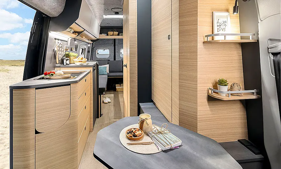 Das Bild zeigt den Wohnraum des Hobby Maxia Van 680 DT (2024) mit Blick in Richtung Heck.
