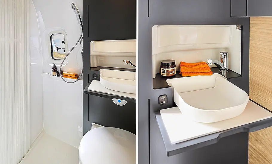 Das Bild zeigt das Bad des Hobby Maxia Van 680 DT (2024). Auf dem linken Bild ist die Dusche zu sehen, das rechte Bild zeigt das offene Klappwaschbecken.