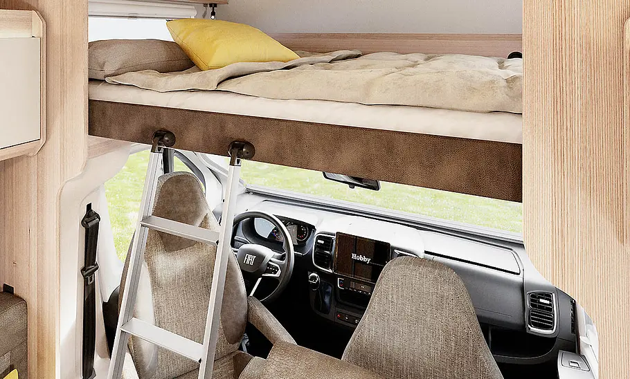 Hobby Ontour A (2025) Das Alkoven-Bett des Hobby Ontour A (2025) auf einer Innenaufnahme.