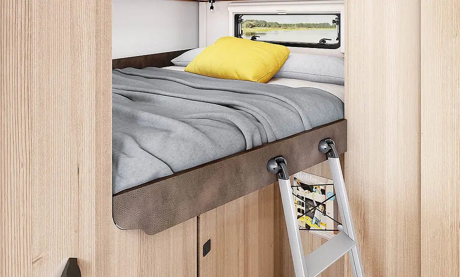 Hobby Ontour A (2025) Das Bett im Heck des Hobby Ontour A (2025) auf einer Innenaufnahme.
