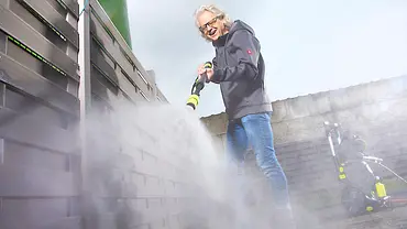 Der Autor sprüht Wasser mit einem Hochdruckreiniger in Richtung der Kamera. - Foto: Michael Mueller-Muenker