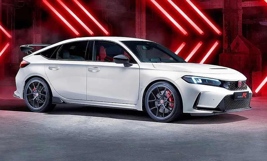 Der Honda Civic Type R (2023) stehend von schräg vorne fotografiert.