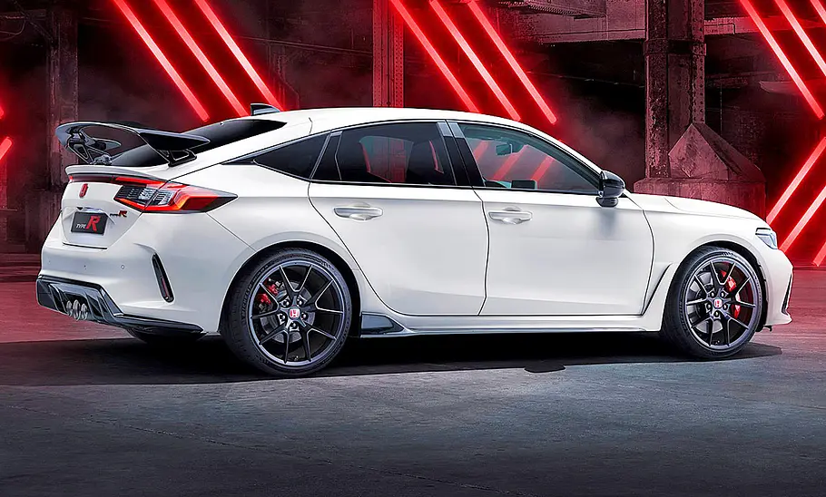 Der Honda Civic Type R (2023) stehend von schräg hinten fotografiert.