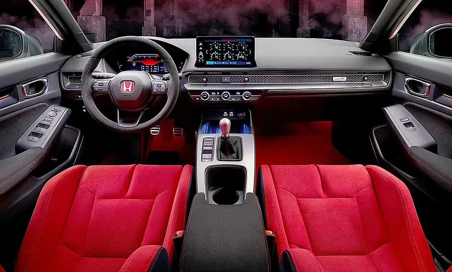Der Innenraum des Honda Civic Type R (2023), zu sehen sind Teile der Sportsitze vorne und das Armaturenbrett.