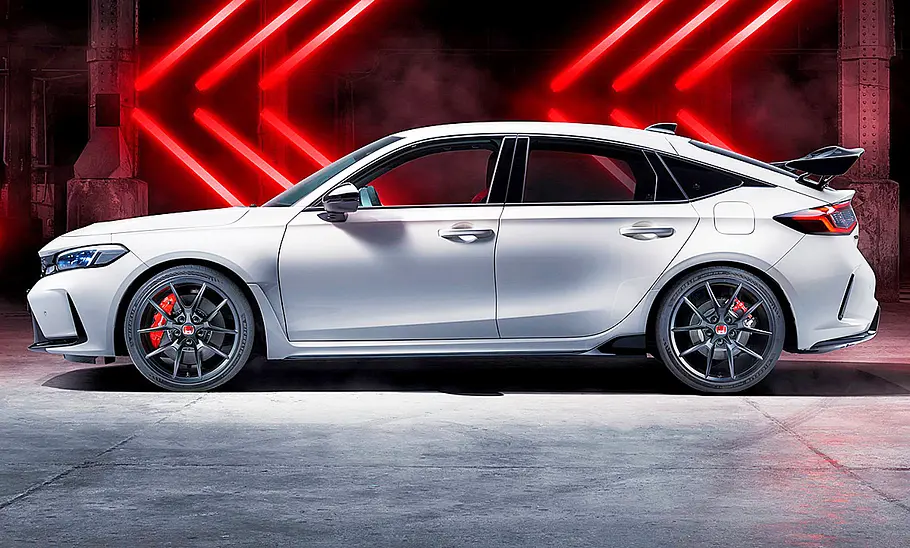Der Honda Civic Type R (2023) stehend von der Seite fotografiert.