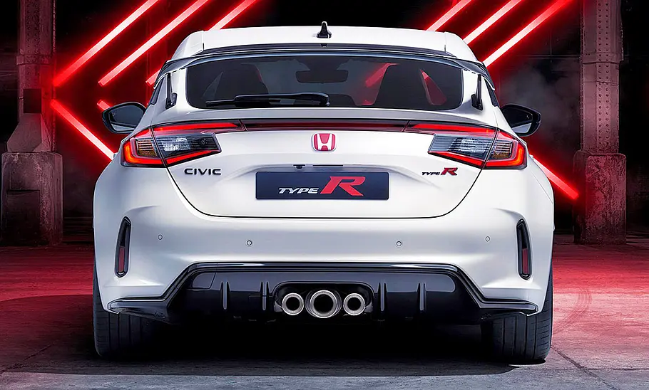 Der Honda Civic Type R (2023) stehend von hinten fotografiert.
