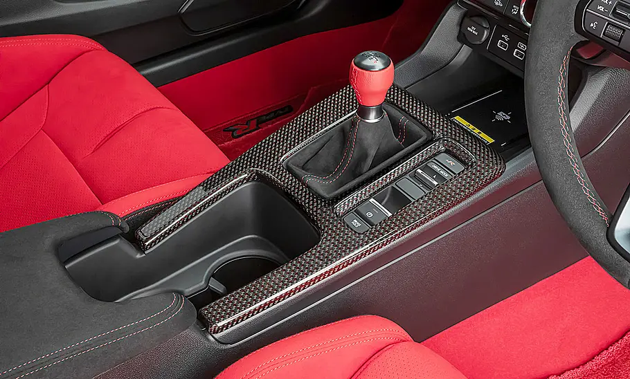 Werkstuning für den Honda Civic Type R (2023): Zu sehen sind Carbon-Zierelemente und ein roter Schaltknauf.