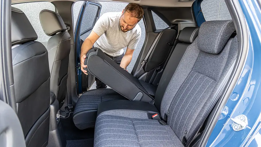 Eine Person klappt die Rückbank des Honda Jazz um.
