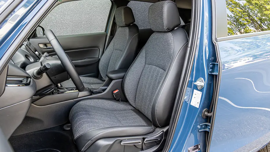 Blick durch die geöffnete Fahrertüre auf die Vordersitze des Citroën C3.