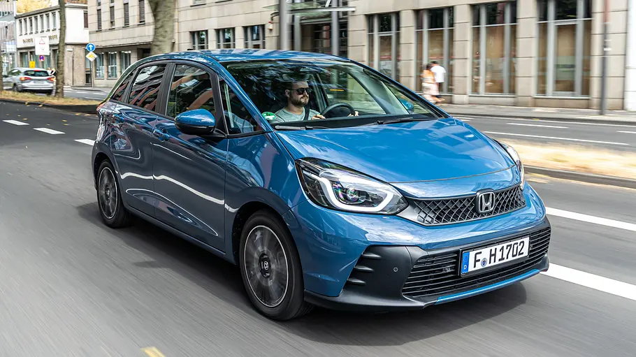 Der Honda Jazz fahrend von schräg vorne rechts.