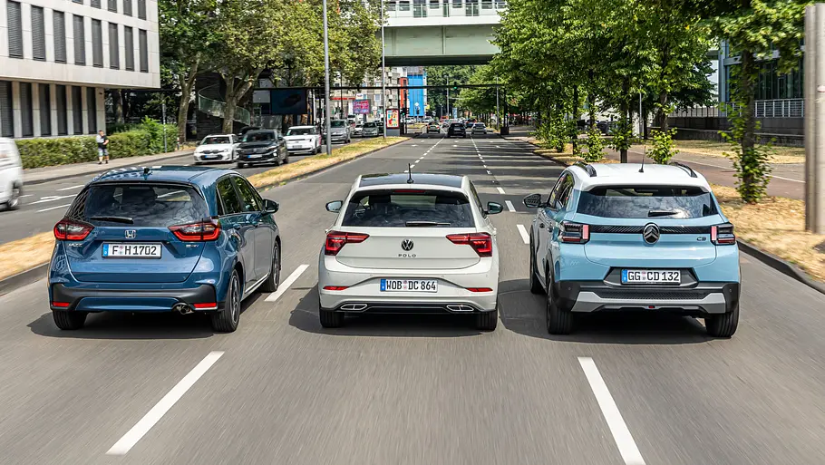 Honda Jazz, VW Polo und Citroën C3 nebeneinander fahrend von hinten fotografiert.