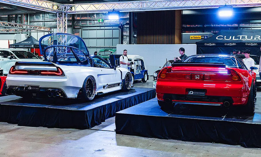 Honda NSX von Autotique Blick von schräg hinten auf die zwei Honda NSX von Autotique.