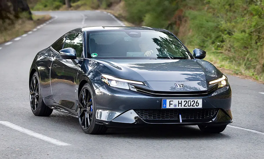 Der Honda Prelude (2026) fährt durch eine Linkskurve, von schräg vorne fotografiert.
