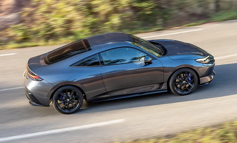 Der Honda Prelude (2026) fährt über eine Landstraße, von schräg oben und der Seite.