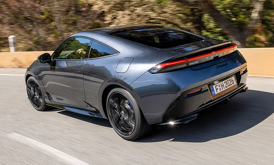 Der Honda Prelude (2026) fährt durch eine Linkskurve, von schräg hinten fotografiert.