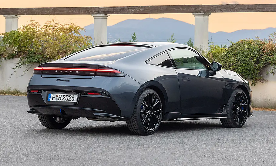 Der Honda Prelude (2026) stehend von schräg hinten fotografiert.
