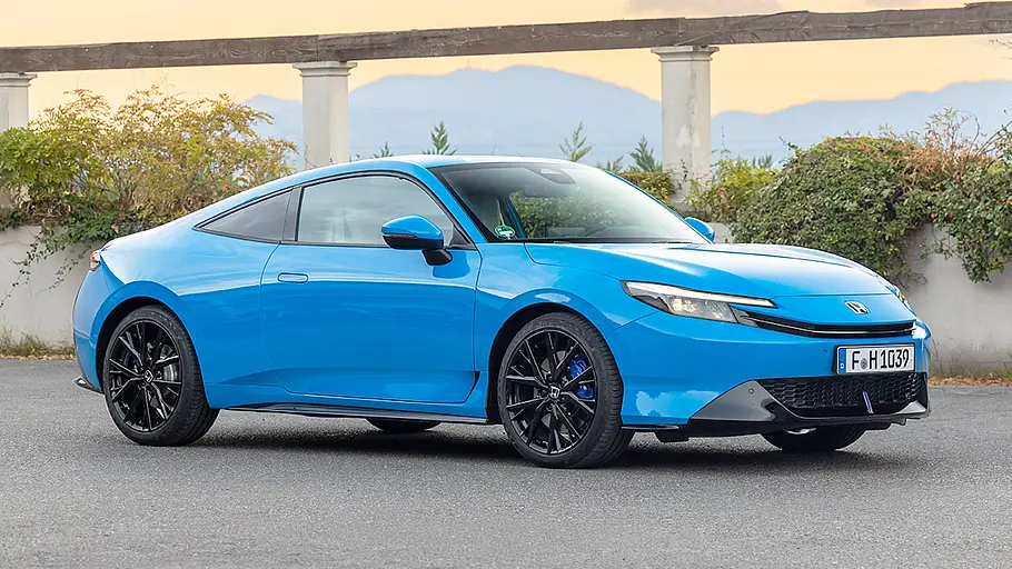 Der Honda Prelude (2026) steht auf einem asphaltierten Platz, statisch von vorne rechts fotografiert.