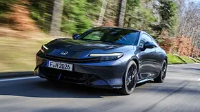 Der Honda Prelude fährt auf einer Landstraße durch einen Wald, von vorne fotografiert. - Foto: Daniela Loof