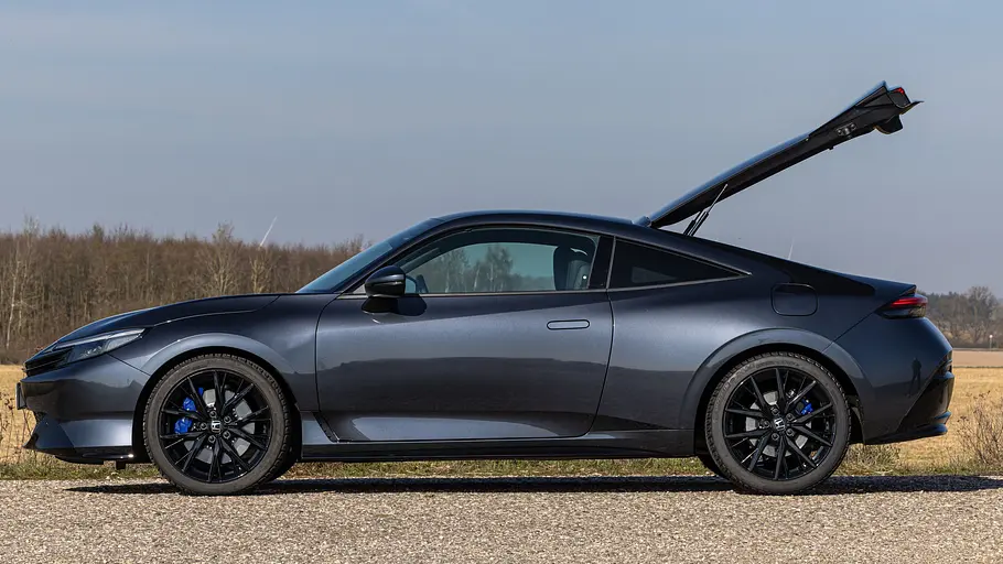 Der Honda Prelude steht mit geöffneter Heckklappe vor einem Feld, von links fotografiert.