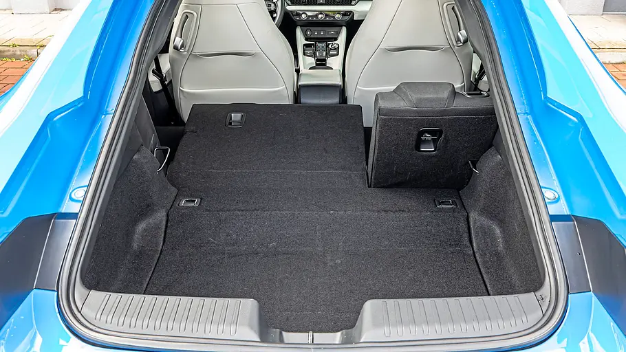 BMW 2er Coupé gegen Honda Prelude im Vergleichstest Der offene Kofferraum des Honda Prelude zeigt eine teilweise umgeklappte Rückbank und den Blick auf helle Vordersitze.