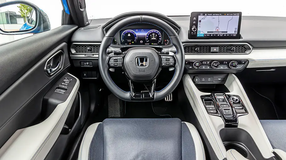 BMW 2er Coupé gegen Honda Prelude im Vergleichstest Das Honda-Prelude-Cockpit zeigt ein Lenkrad, digitale Instrumente, einen Navigationsbildschirm und eine Mittelkonsole mit Wahltasten.