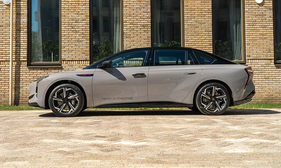 Hongqi EH7 Der Hongqi EH7 steht vor einem Gebäude, von der Seite fotografiert.
