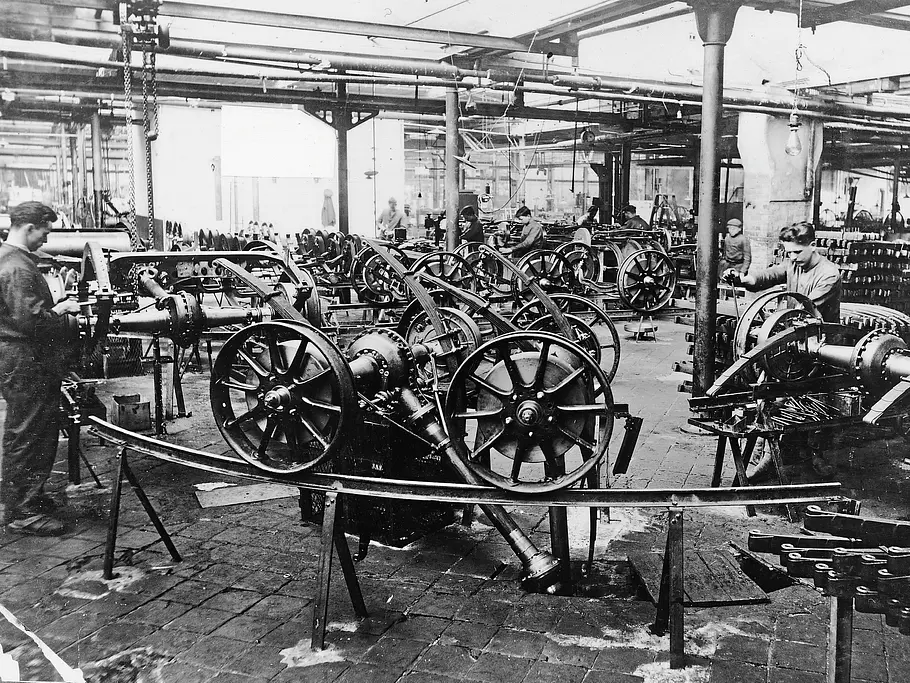 1926: PRODUKTION AUF SCHIENEN Horch Historie Geschichte Bilder Audi Autogeschichte Fließband-Fertigung