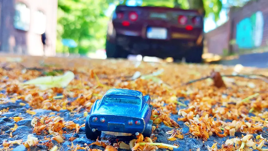 Die Hot Wheels Corvette C3 stehend von hinten