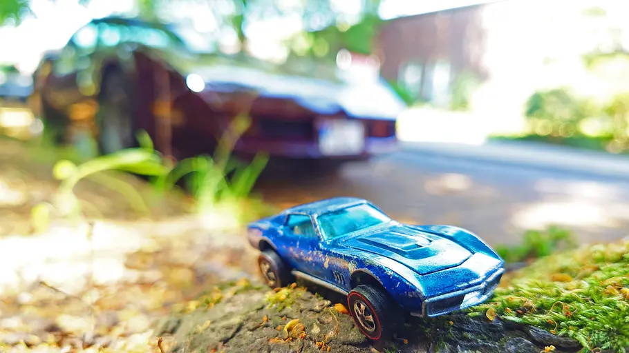 Die Hot Wheels Corvette C3 stehend von schräg vorne