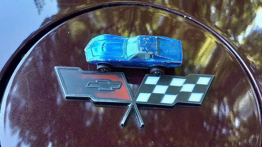 Die Hot Wheels Corvette C3 stehend von schräg oben