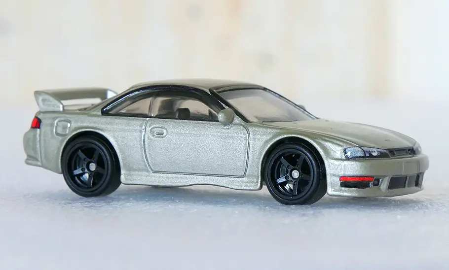 Hot Wheels Nissan 240SX (S14); stehend; Modellauto; Spielzeugauto; Sportwagen; Frontansicht