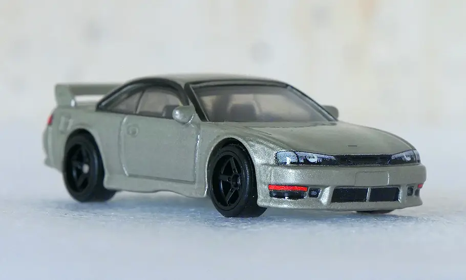 Hot Wheels Nissan 240SX (S14); stehend; Modellauto; Spielzeugauto; Sportwagen; Frontansicht