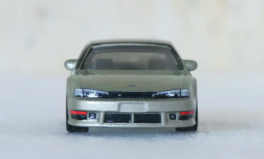 Hot Wheels Nissan 240SX (S14); stehend; Modellauto; Spielzeugauto; Sportwagen; Frontalsicht