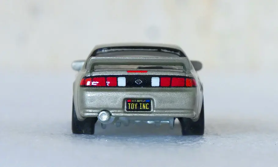 Hot Wheels Nissan 240SX (S14); stehend; Modellauto; Spielzeugauto; Sportwagen; Hecksicht