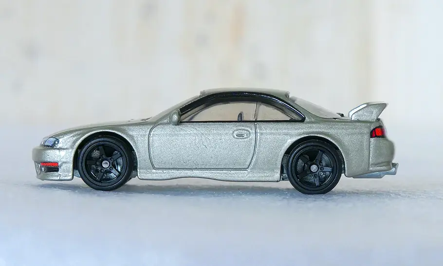 Hot Wheels Nissan 240SX (S14); stehend; Modellauto; Spielzeugauto; Sportwagen; Profilansicht