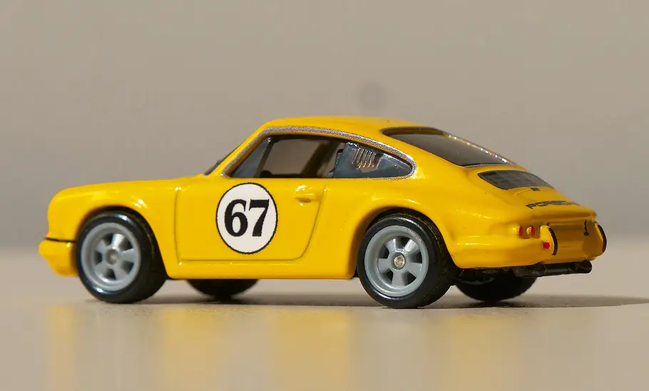 Porsche 911 R (1967) von Hot Wheels; Modellauto; Spielzeugauto; Heckansicht