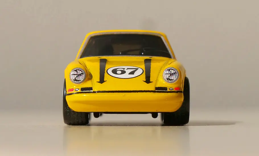Porsche 911 R (1967) von Hot Wheels; Modellauto; Spielzeugauto; Frontalsicht