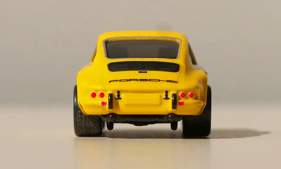 Porsche 911 R (1967) von Hot Wheels; Modellauto; Spielzeugauto; Hecksicht